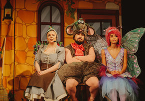kadr ze spektaklu Źródło: www.kultureska.pl